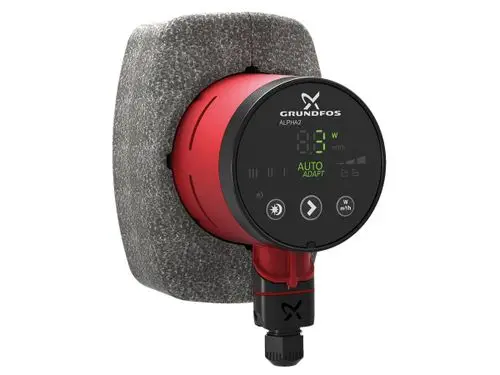 Grundfos Umwälzpumpe mit digitalem Display, in roter Farbe, zur Regelung von Heizungs- und Klimaanlagen, montiert auf einer schützenden grauen Isolierung.